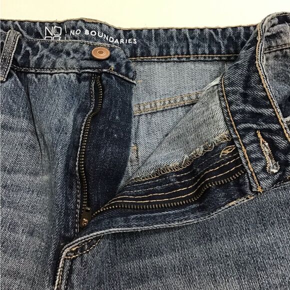 NO BOUNDARIES Denim High Rise Straight Leg Distressed Jean New Size 13 - Picture 4 of 9